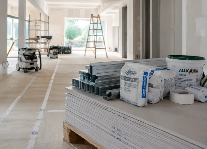 Aufgeräumte Baustelle mit sauber gelagertem Baumaterial im Innenausbau