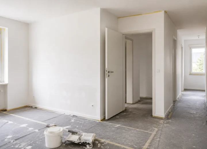 Instandgestellte Wohnung nach dem Mieterwechsel mit frisch gestrichenen Wänden