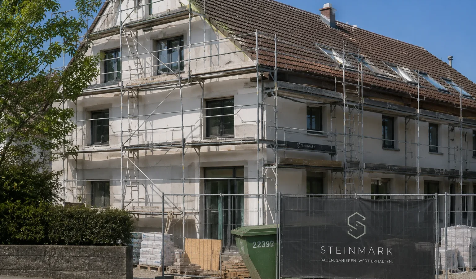 Fassadensanierung an einem Mehrfamilienhaus mit Gerüst