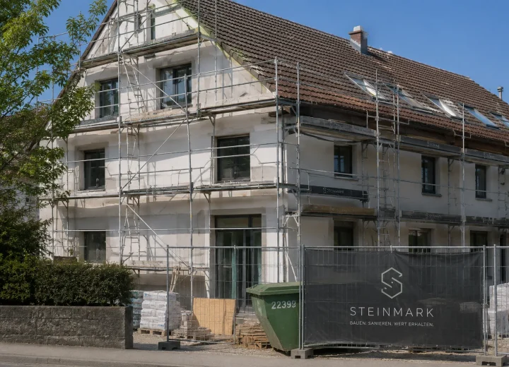 Fassadensanierung an einem Mehrfamilienhaus mit Gerüst